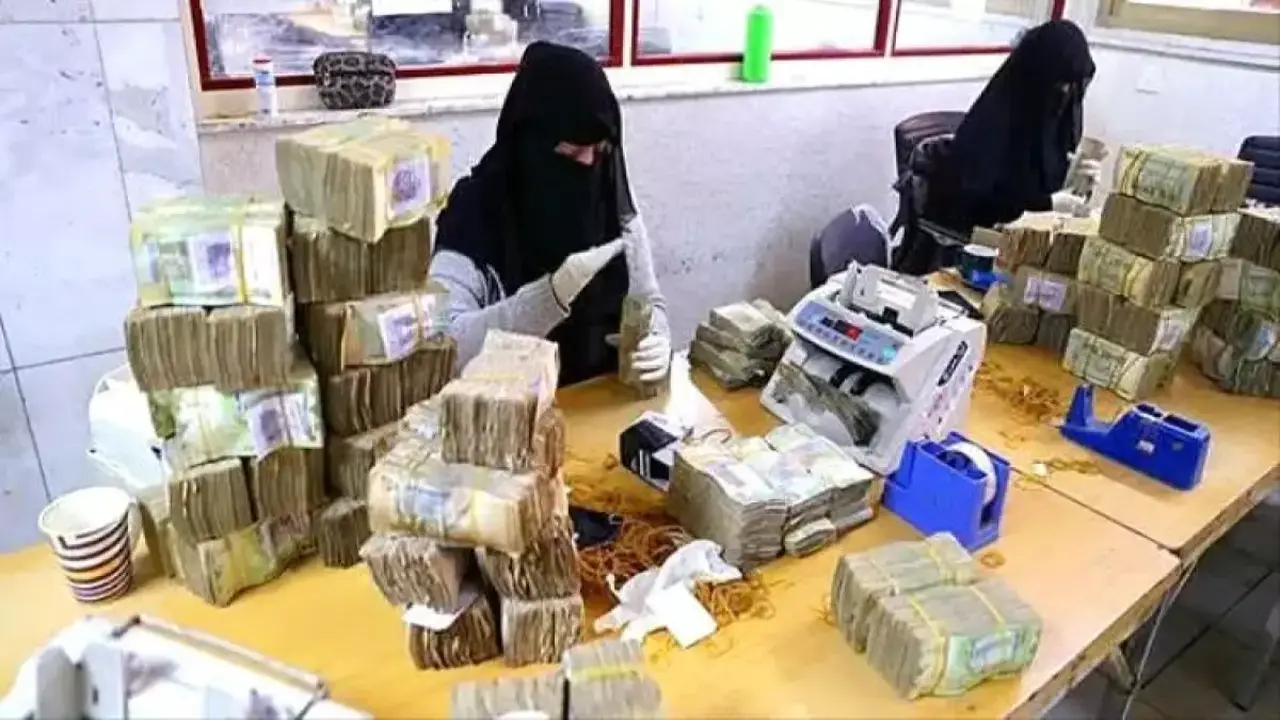 اتساع الفجوة في أسعار الصرف بين عدن وصنعاء إلى 1000 ريال يمني